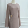 Une robe abaya de couleur mauve uni à manches longues, présentée sur un mannequin.