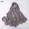 Écharpe hijab en coton viscose gris doux, drapée et pliée sur fond blanc.