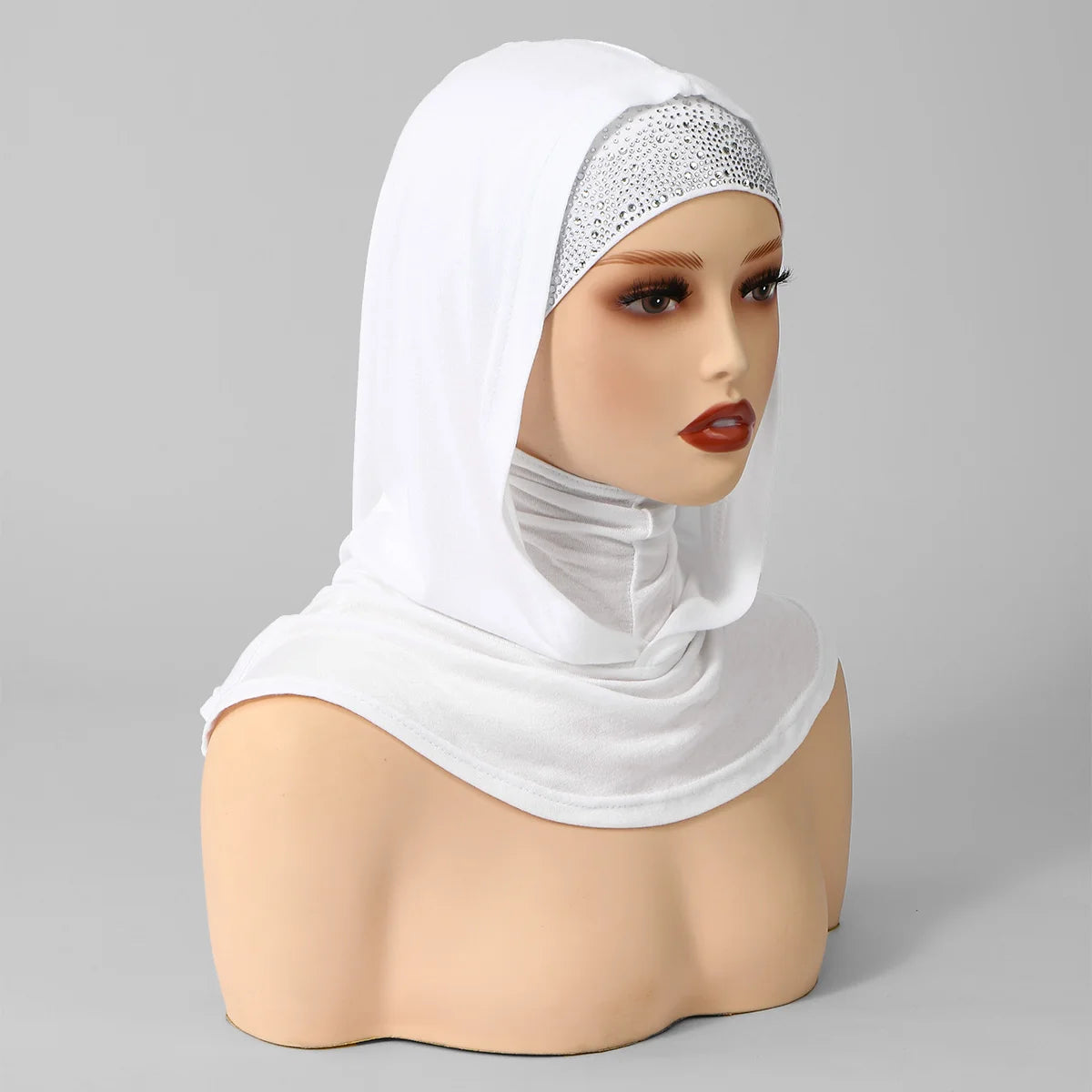 Bonnet hijab instant blanc à double couche porté par un mannequin.