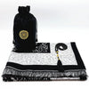 Elegante Chenille Gebetsmatte-Set mit schwarz-weißer Gestaltung, Tasbih und Transporttasche