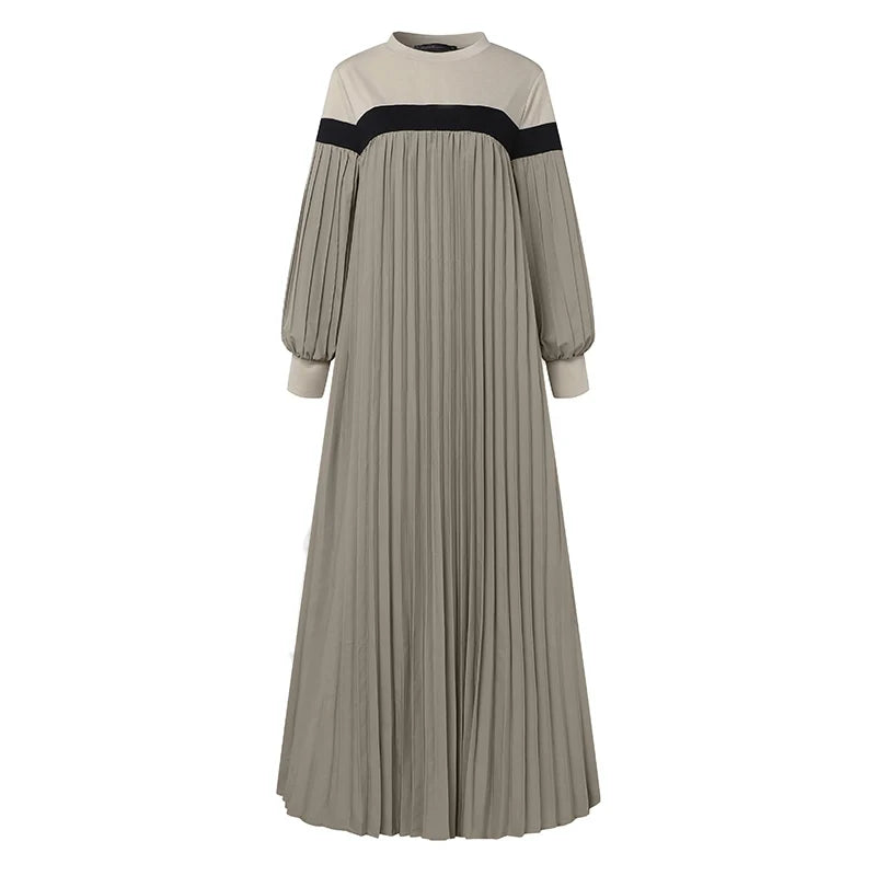 Une longue robe caftan beige à abat-jour vertical et bordure noire sur les épaules.