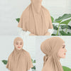 Eine Frau trägt einen beige Instant-Turban-Hijab, gezeigt in voller Ansicht und Nahaufnahme.