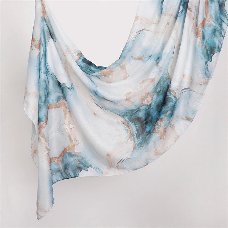 Fließender Turban-Schal mit abstrakter Aquarelldruck in Blau- und Beigetönen.