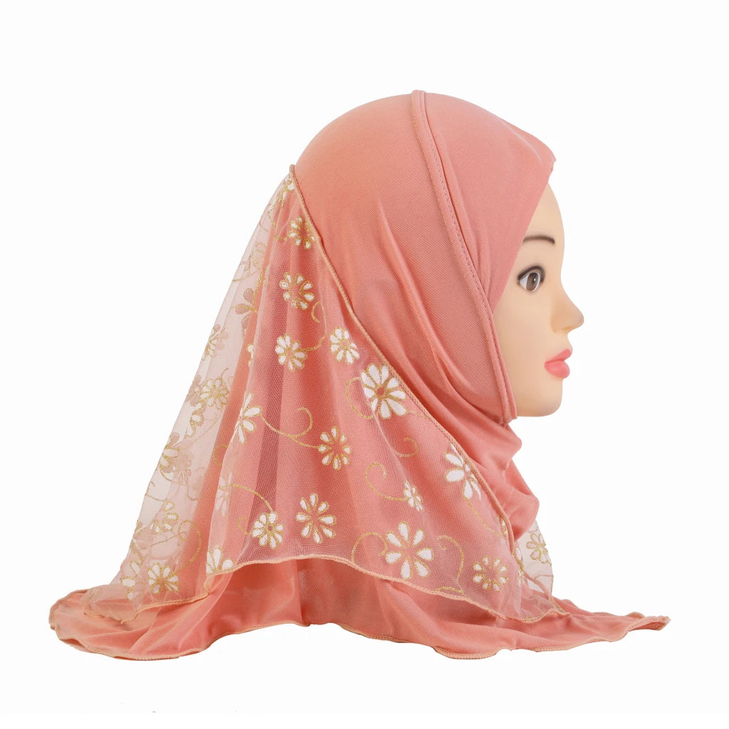 Helle Pfirsichfarbene Blumen-Netz-Hijab-Kappe auf einem Mannequin.