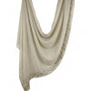 Foulard hijab en mousseline beige clair avec bordure de dentelle à cils drapé verticalement.