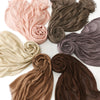 Collection de foulards hijab en rayon froissé dans diverses nuances de rose, beige, brun et gris.