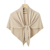 Un foulard hijab en maillot de triangle beige plié et exposé sur un cintre.