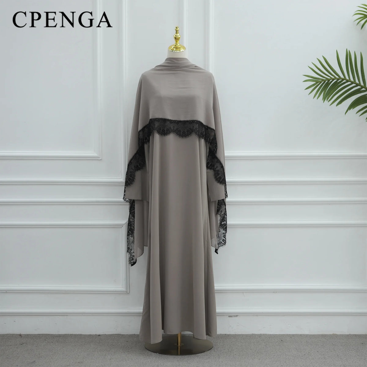 Vestido abaya largo color topo con detalles de encaje negro en mangas y escote.