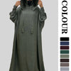 Un mannequin portant une abaya multicolore avec capuche et manches batwing de couleur vert olive sourd.