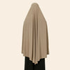 Beige, komplett bedeckende Abaya mit drapierter Silhouette vor hellem Hintergrund.