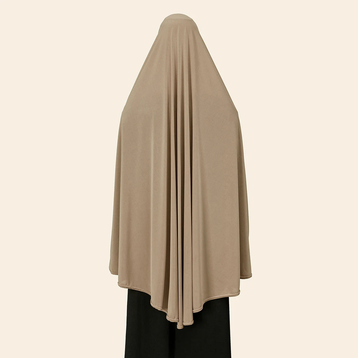 Beige, komplett bedeckende Abaya mit drapierter Silhouette vor hellem Hintergrund.