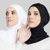 Eine Frau trägt eine weiße weiche Modal-Turban-Hijab-Kappe und eine Frau trägt eine schwarze weiche Modal-Turban-Hijab-Kappe.
