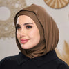 Eine Frau trägt einen einfarbigen braunen Jersey-Hijab und ein schwarzes Hemd mit Kragen.
