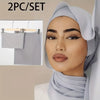 Eine Frau trägt ein hellgraues Chiffon-Hijab-Set mit Kopftuch und passendem Stoff.