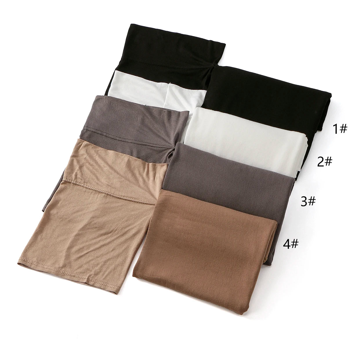 Eine Stapel von fünf eleganten Modal-Hijabs in verschiedenen Farbtönen wie Schwarz, Weiß, Grau und Braun.