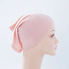 Helle rosa Bambus-Jersey-Turban-Kappe auf einem Mannequin-Kopf.