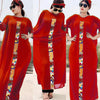 Eine Frau modelliert ein leuchtend rotes Kaftan-Set mit dreiviertel-Ärmeln und farbenfroher geometrischer Stickerei.