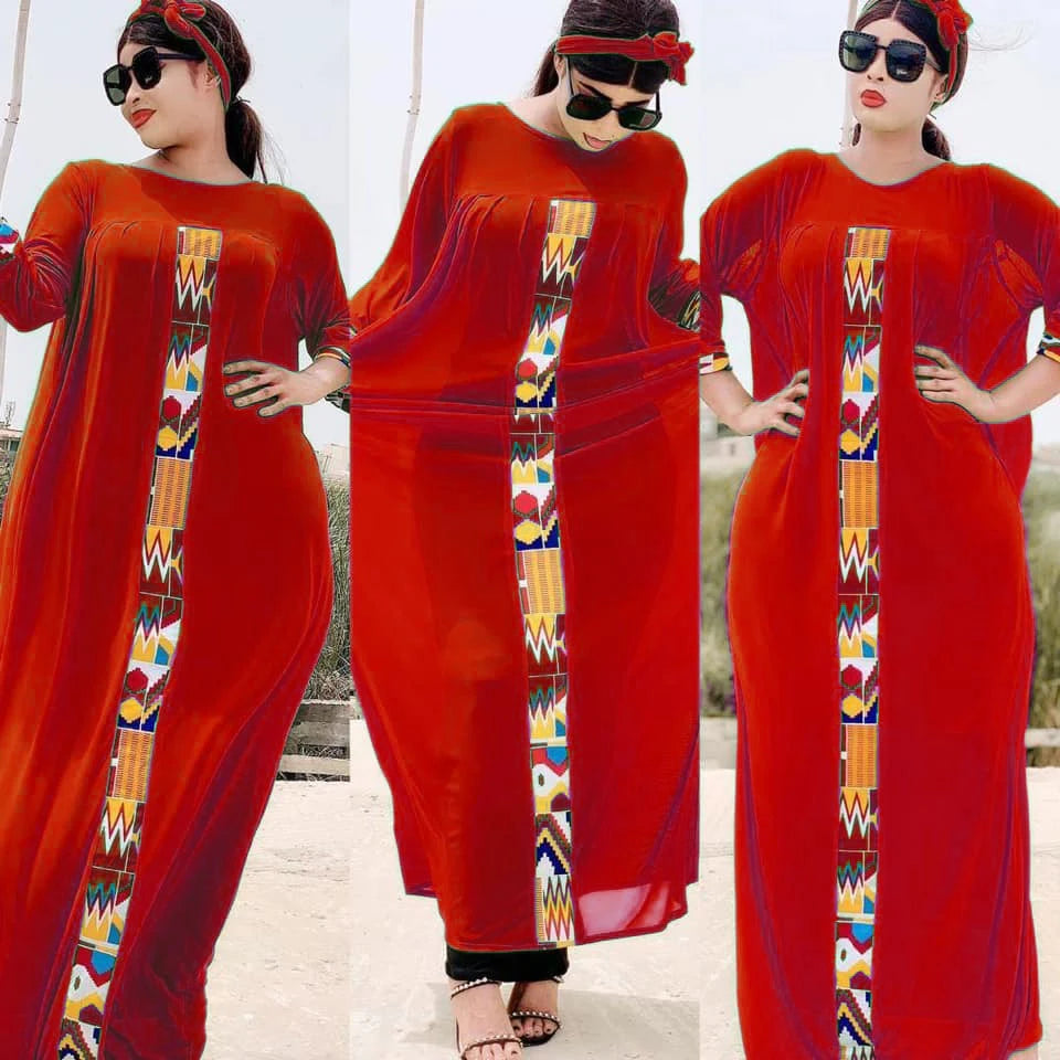 Eine Frau modelliert ein leuchtend rotes Kaftan-Set mit dreiviertel-Ärmeln und farbenfroher geometrischer Stickerei.