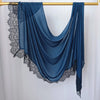 Hijab de gasa azul oscuro drapeado sobre un perchero de madera.