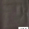 Gros plan d'un foulard modal multicolore gris foncé.