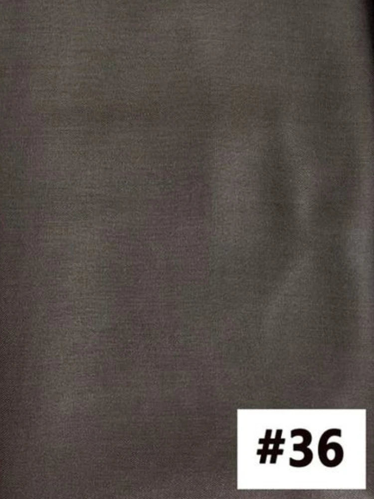 Gros plan d'un foulard modal multicolore gris foncé.