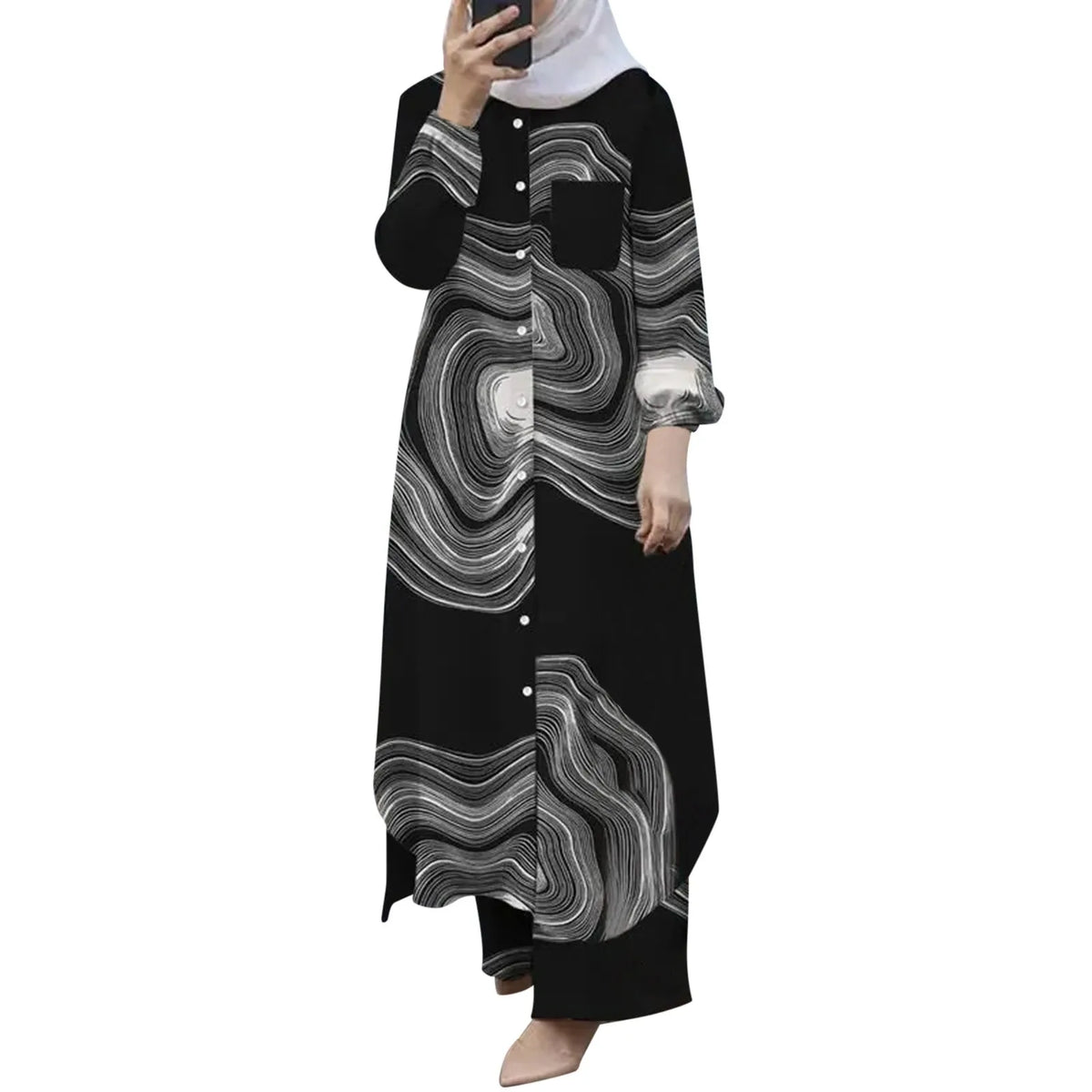 Una mujer vistiendo un conjunto de abaya de manga larga, plisado en blanco y negro.