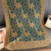 Pañuelo pashmina de lujo color verde azulado oscuro con intrincados bordados florales dorados y orillas de borlas.