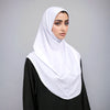 Une femme portant un foulard turban en tissu de chanvre coton instantané blanc sur une tenue noire.