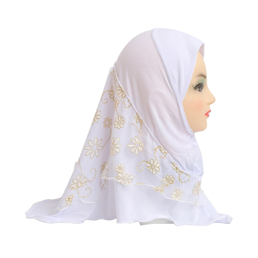 Weiße Hijab-Mütze mit goldener Blumenstickerei, getragen von einem Mannequin.
