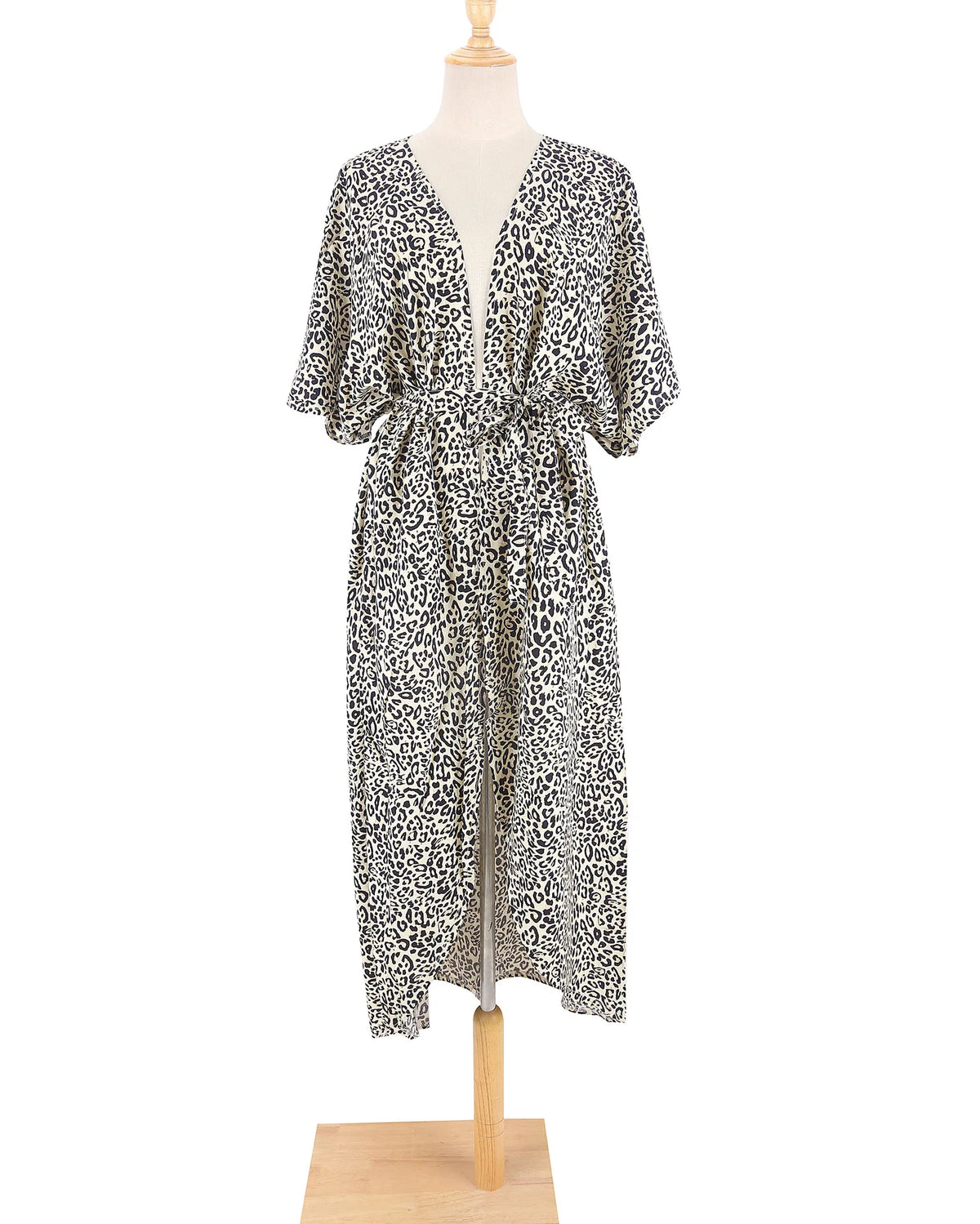 Schwarz-weißes Leopardenmuster Sommer-Strandkimono-Kleid auf einem Mannequin.