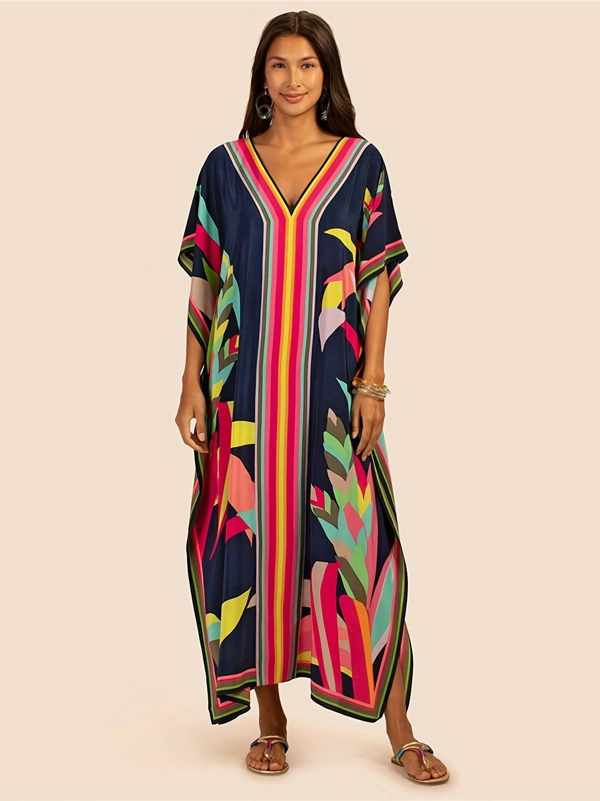 Eine Frau modelliert ein leuchtend farbiges marokkanisches Batwing Kaftan-Überkleid mit V-Ausschnitt und weiten Ärmeln.