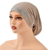 Hijab interior elástico beige con adornos plateados mostrado en maniquí