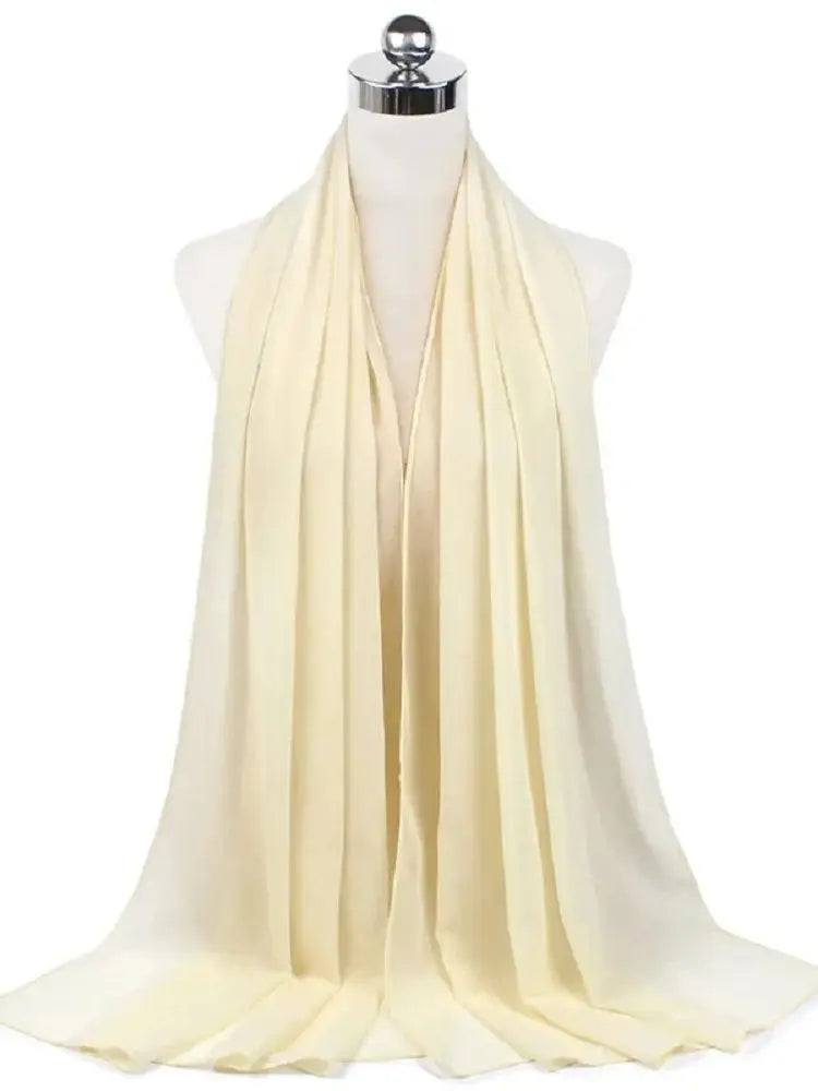 Elegantes, solides Chiffon-Hijab-Tuch auf einem Mannequin drapiert