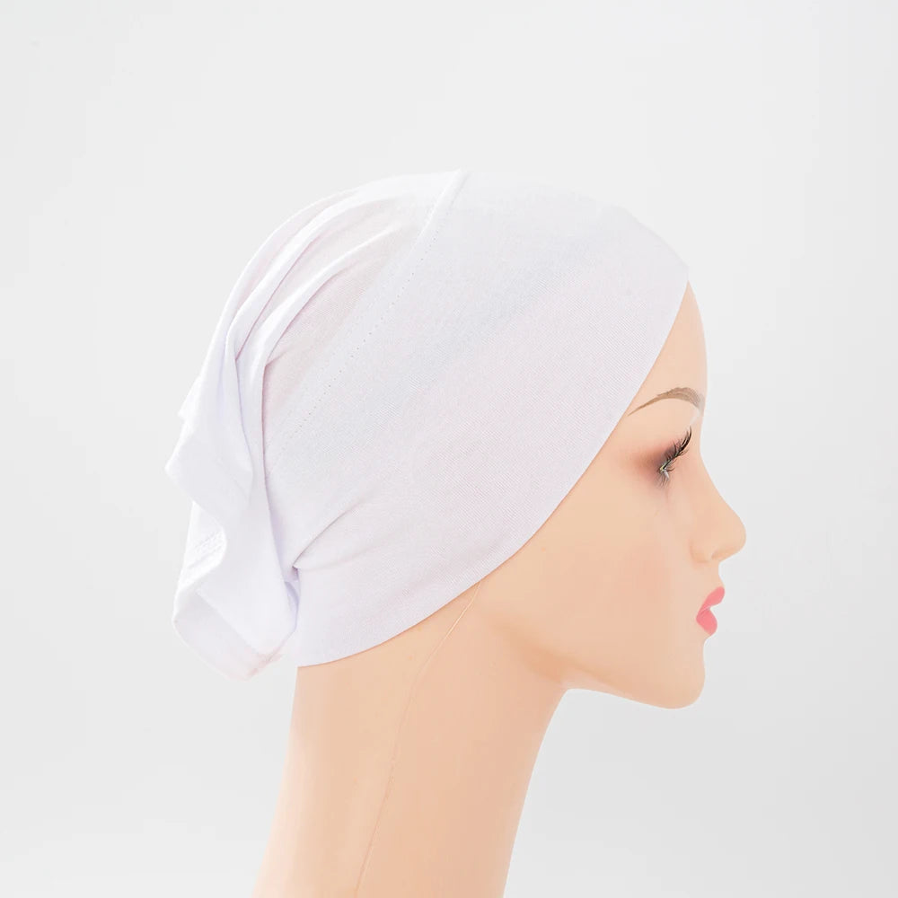 Weißes Bambus-Jersey-Turban-Cap auf einem Mannequin-Kopf.