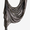 Écharpe de coton à imprimé floral gris foncé, drapée élégamment.