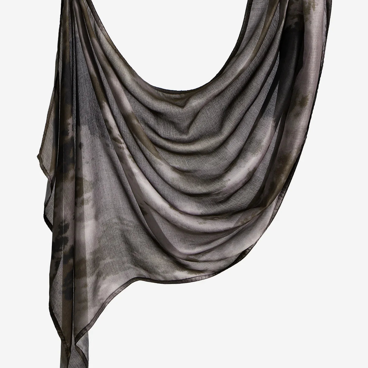 Écharpe de coton à imprimé floral gris foncé, drapée élégamment.