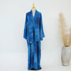 Königsblaue florale Abaya- und Hijab-Set auf einem Mannequin vor weißem Hintergrund.