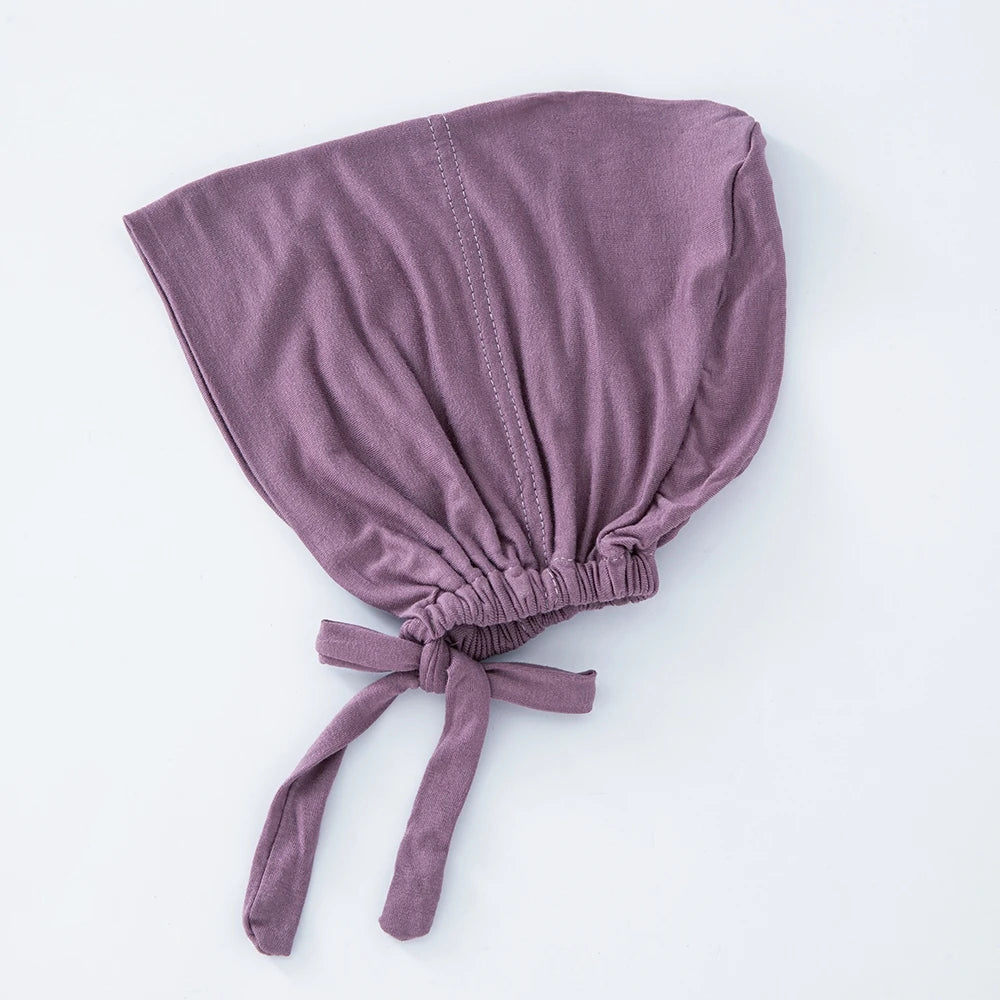 Weicher mauvefarbener innerer Hijab-Bonnet aus strukturiertem Stoff.
