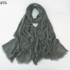 Foulard hijab en coton viscose gris drapé et plié sur fond blanc.