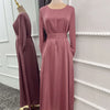 Mauve, langes Abaya-Kleid mit Gürtel und langen Ärmeln auf einem Mannequin.