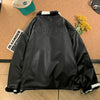 Chaqueta parka a cuadros negra de mujer para el invierno mostrada sobre una superficie de madera.
