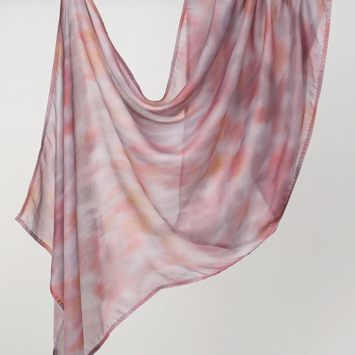 Transparenter rosa und orange Aquarelldruck, Leinen-Baumwoll-Islamischer Schal, sanft drapiert.