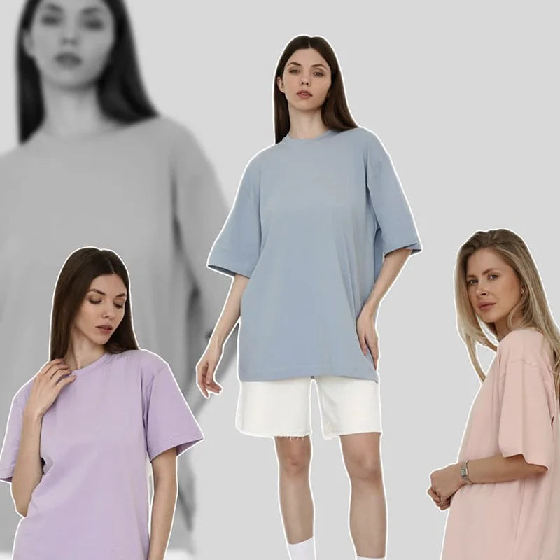 Una mujer modela una camiseta básica de algodón azul claro oversize con pantalones cortos blancos.