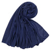 Un foulard hijab en jersey de coton bleu foncé, élégamment drapé.
