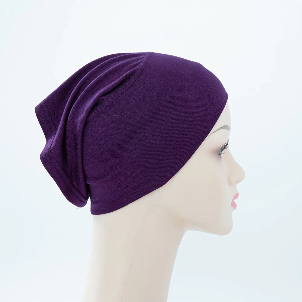 Lila Bambus-Jersey-Turban-Cap auf einem Mannequin-Kopf