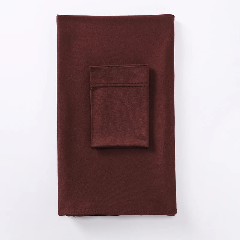Conjunto de hijab de camiseta color granate con una bolsa de tela a juego.