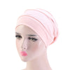 Heller rosa Stretch-Baumwoll-Beanie Turbanhut auf einem Mannequin-Kopf.
