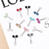 Eine Sammlung von Perlen-Akzentclips für Schals und Hijabs in verschiedenen Farben wie Rot, Blau, Grün und Pink.