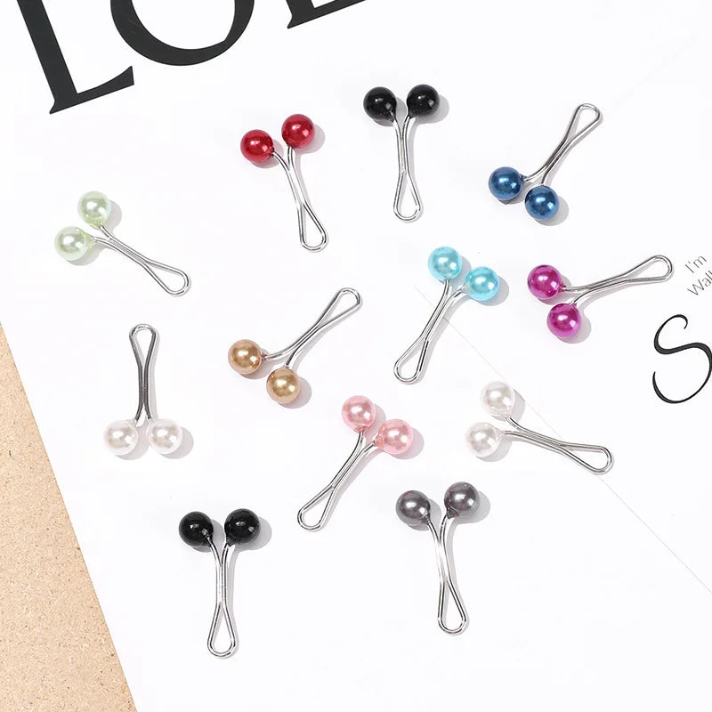 Eine Sammlung von Perlen-Akzentclips für Schals und Hijabs in verschiedenen Farben wie Rot, Blau, Grün und Pink.