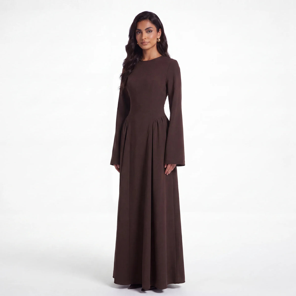 Una modelo vistiendo una elegante abaya marrón de manga larga para mujeres musulmanas.